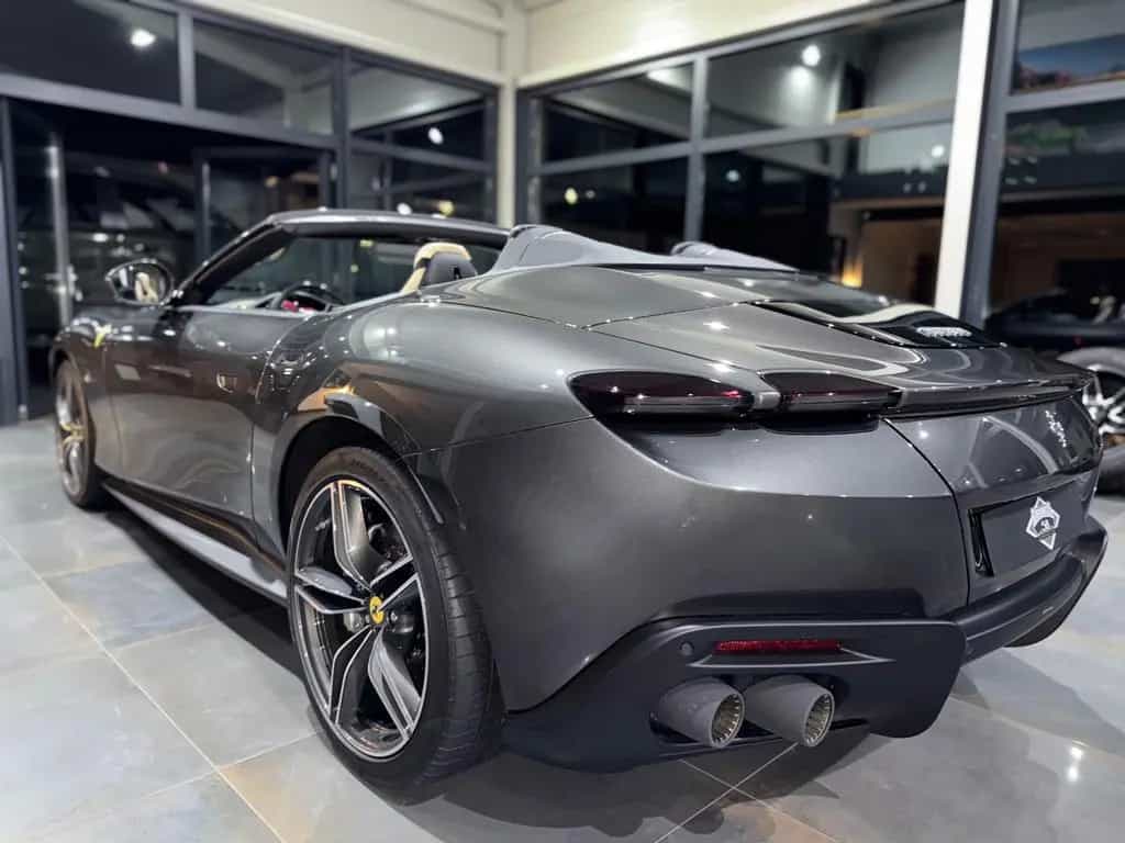 Ferrari Roma Spider/Sonderlack/Carbon/Sabbia Beige/19% 09/2025-photo-18