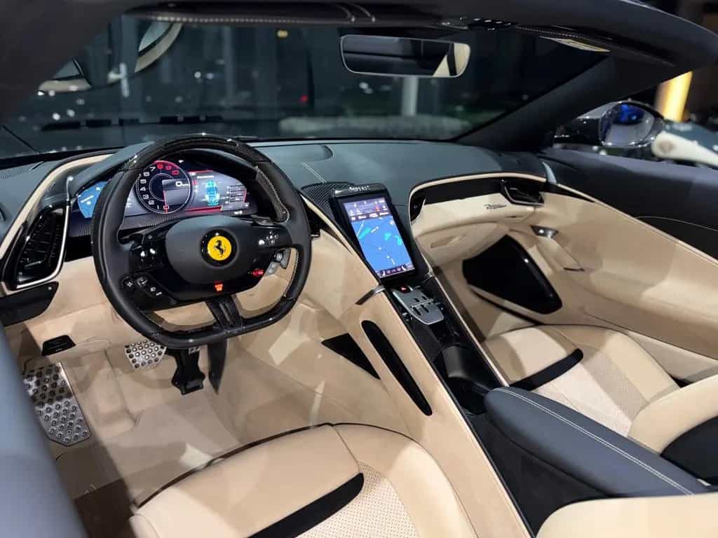 Ferrari Roma Spider/Sonderlack/Carbon/Sabbia Beige/19% 09/2025-photo-28