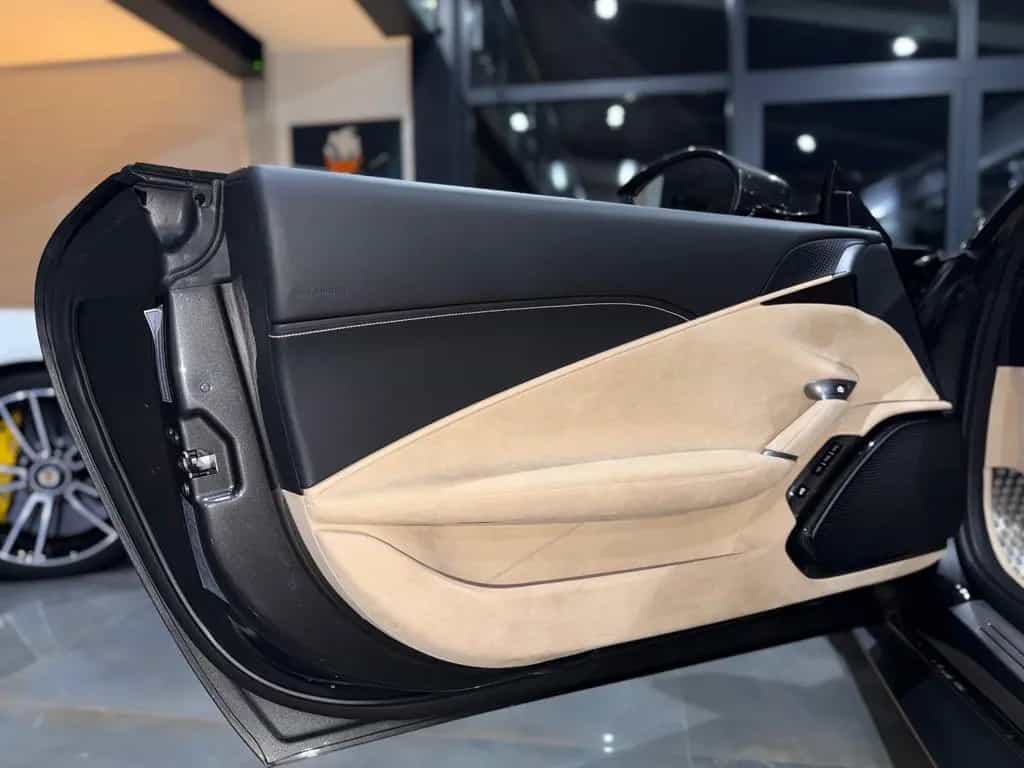 Ferrari Roma Spider/Sonderlack/Carbon/Sabbia Beige/19% 09/2025-photo-30