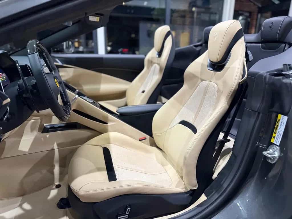 Ferrari Roma Spider/Sonderlack/Carbon/Sabbia Beige/19% 09/2025-photo-33