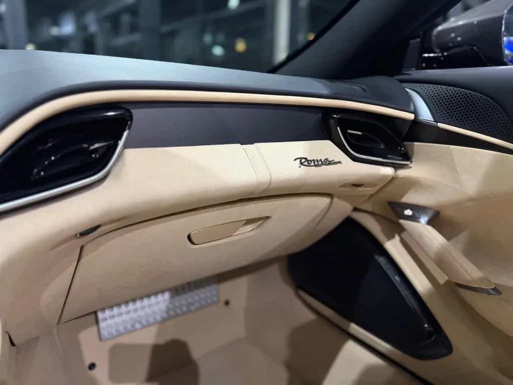 Ferrari Roma Spider/Sonderlack/Carbon/Sabbia Beige/19% 09/2025-photo-38
