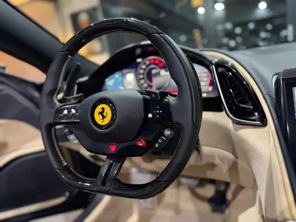 Ferrari Roma Spider/Sonderlack/Carbon/Sabbia Beige/19% 09/2025-photo-39