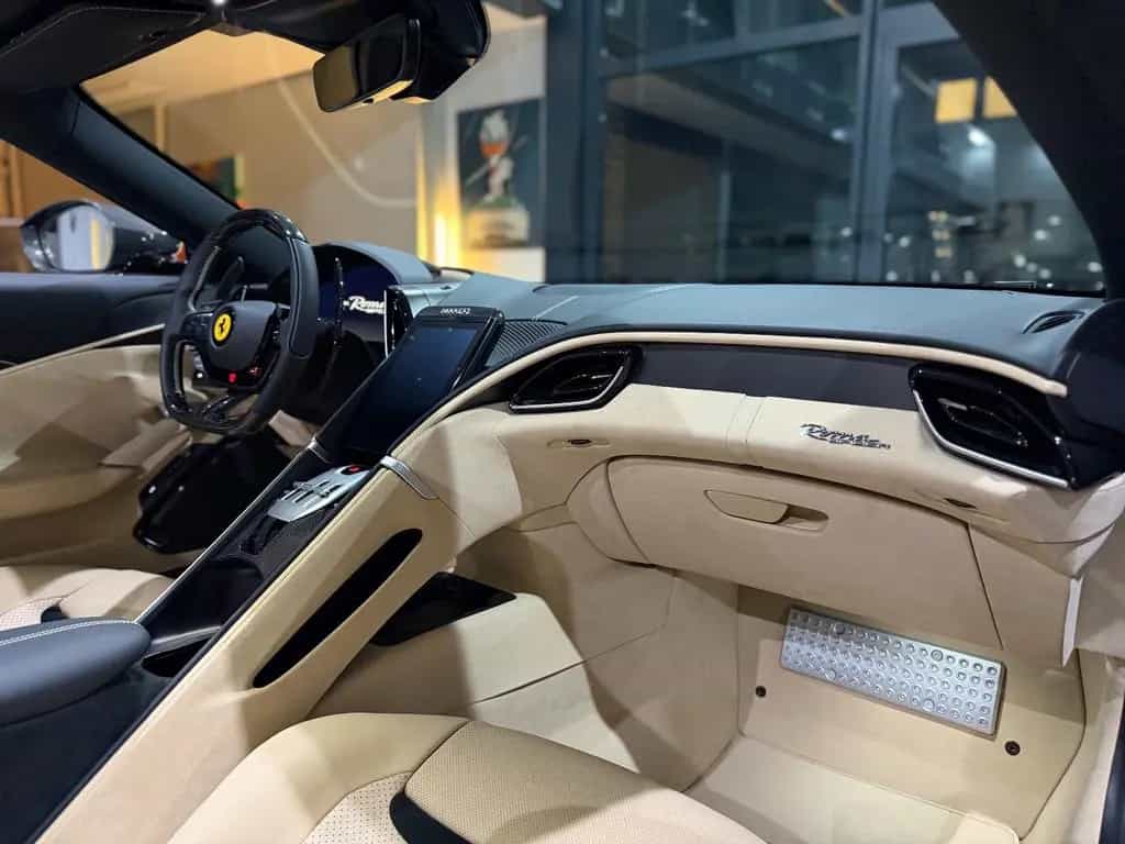 Ferrari Roma Spider/Sonderlack/Carbon/Sabbia Beige/19% 09/2025-photo-41