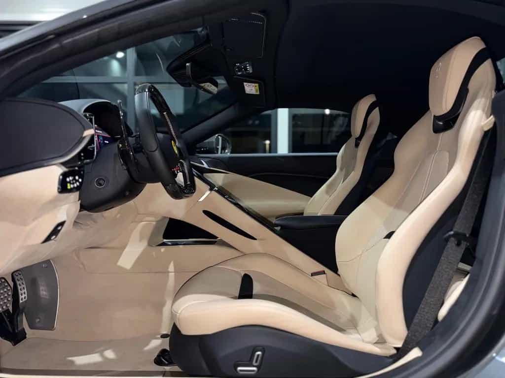 Ferrari Roma Spider/Sonderlack/Carbon/Sabbia Beige/19% 09/2025-photo-48