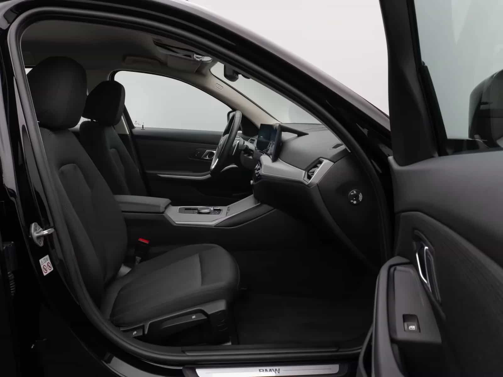 BMW 3 Series 02/2023-photo-24
