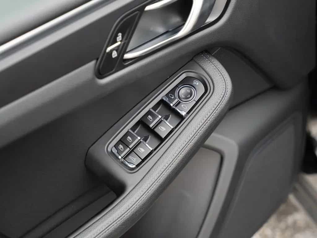 Porsche Macan Panorama Dachsystem Sitzheizung vorn 01/2024-photo-17