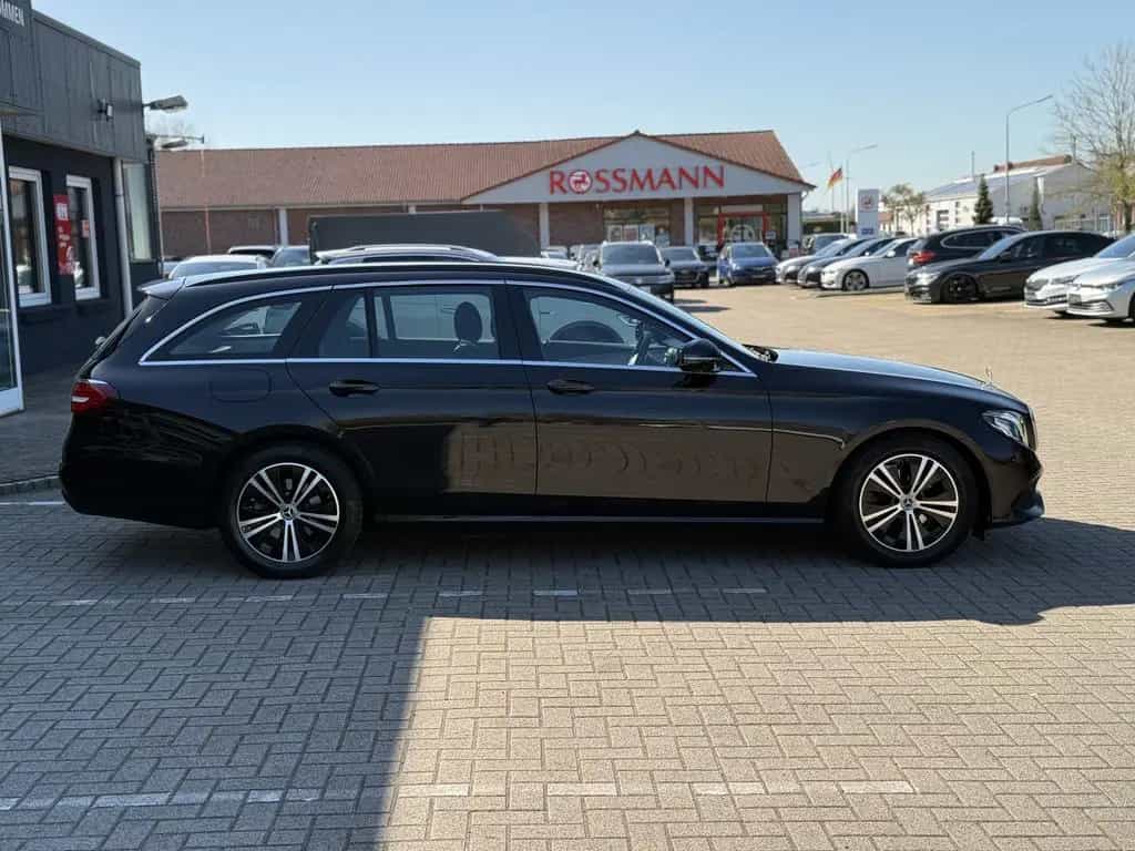 Mercedes-Benz E-Class d,Avantgarde,Navi,R-Kamera,8-Fach,Shz,AHK 06/2020-photo-4