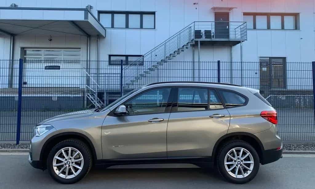 BMW X1 XDrive 2.0i*AUTOMATIK*NAV*PDC*SHZ*TEMP 06/2017-photo-3