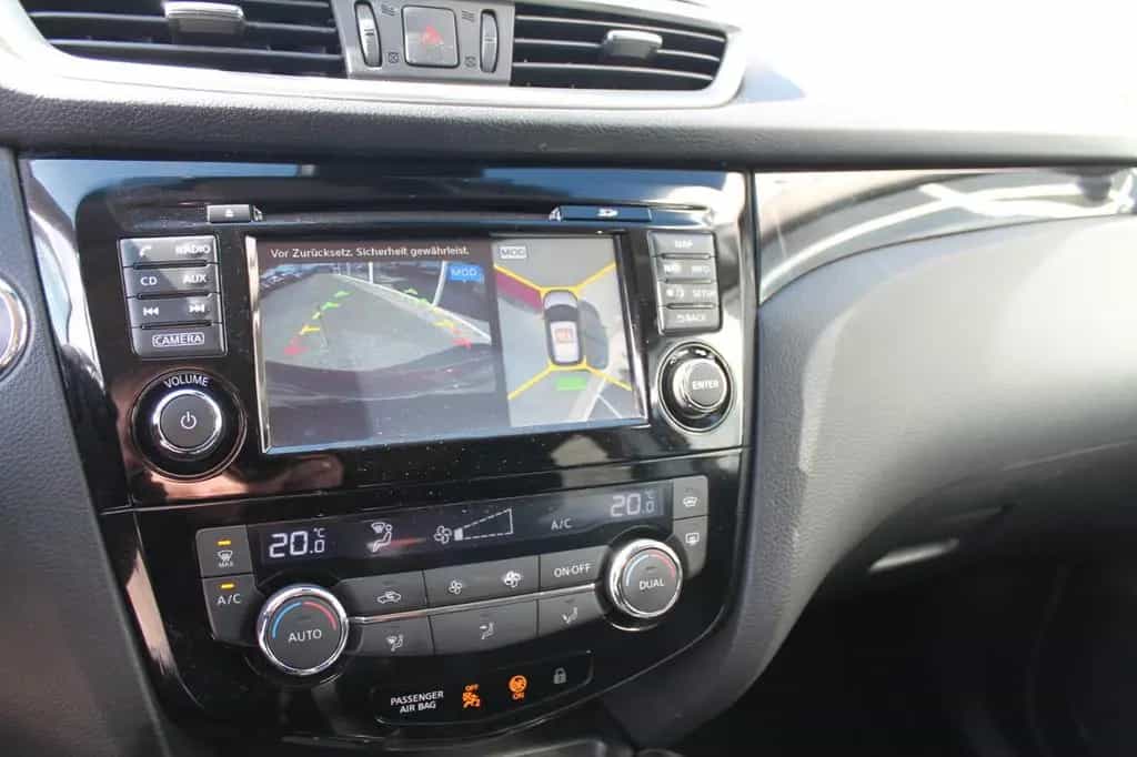 Nissan Qashqai Tekna + Anhängerzug 07/2016-photo-17