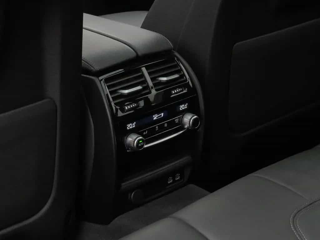 BMW 5 Series 520d xD Panorama Kamera HUD DAB H/K AHK Leder 01/2023-photo-26