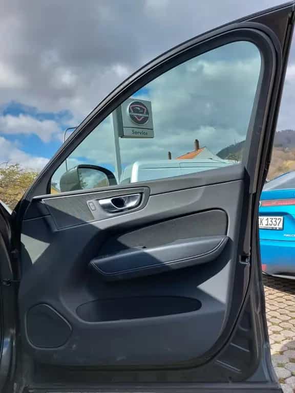 Volvo XC60 Momentum Pro 2WD+8FACH.V.Historie 07/2020-photo-5