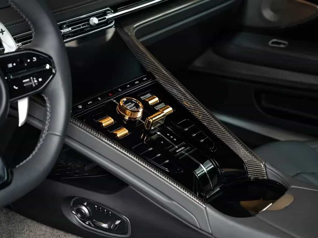 Aston Martin DB12 James Bond 007 Goldfinger Edition / 1 of 60 10/2025-photo-14
