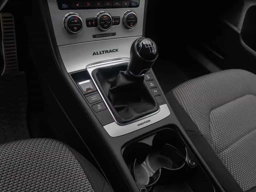 Volkswagen Passat Tempomat Kamera DAB AHK SoundSyst 18Zoll 10/2014-photo-21