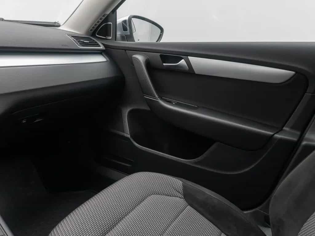 Volkswagen Passat Tempomat Kamera DAB AHK SoundSyst 18Zoll 10/2014-photo-30