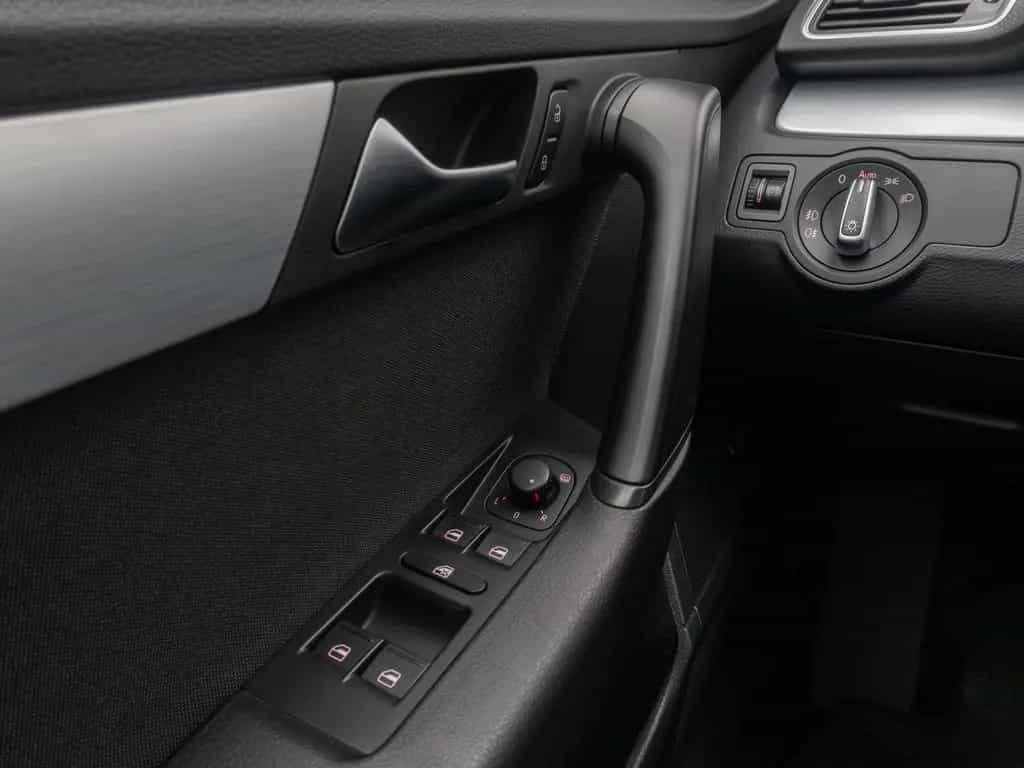 Volkswagen Passat Tempomat Kamera DAB AHK SoundSyst 18Zoll 10/2014-photo-31