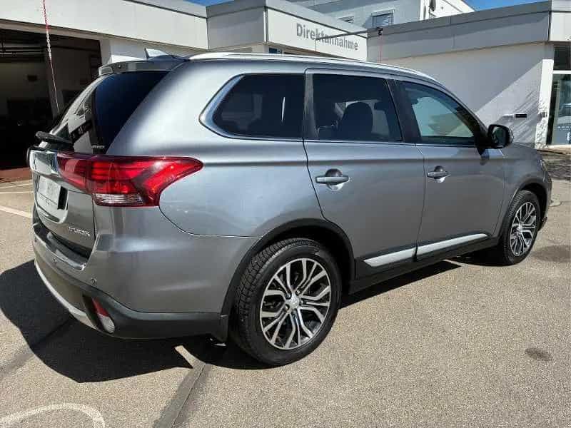 Mitsubishi Outlander 2.0 4WD CVT 7-Sitzer, Top 10/2017-photo-2