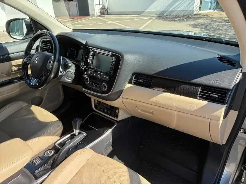Mitsubishi Outlander 2.0 4WD CVT 7-Sitzer, Top 10/2017-photo-5
