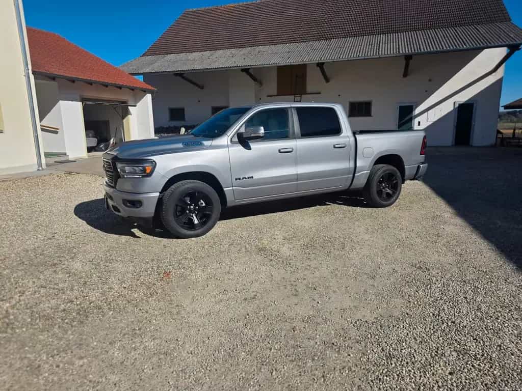 Dodge Ram 1500 5,7 Hemi BigHorn 4x4 + New TUV 07/2021-photo-3