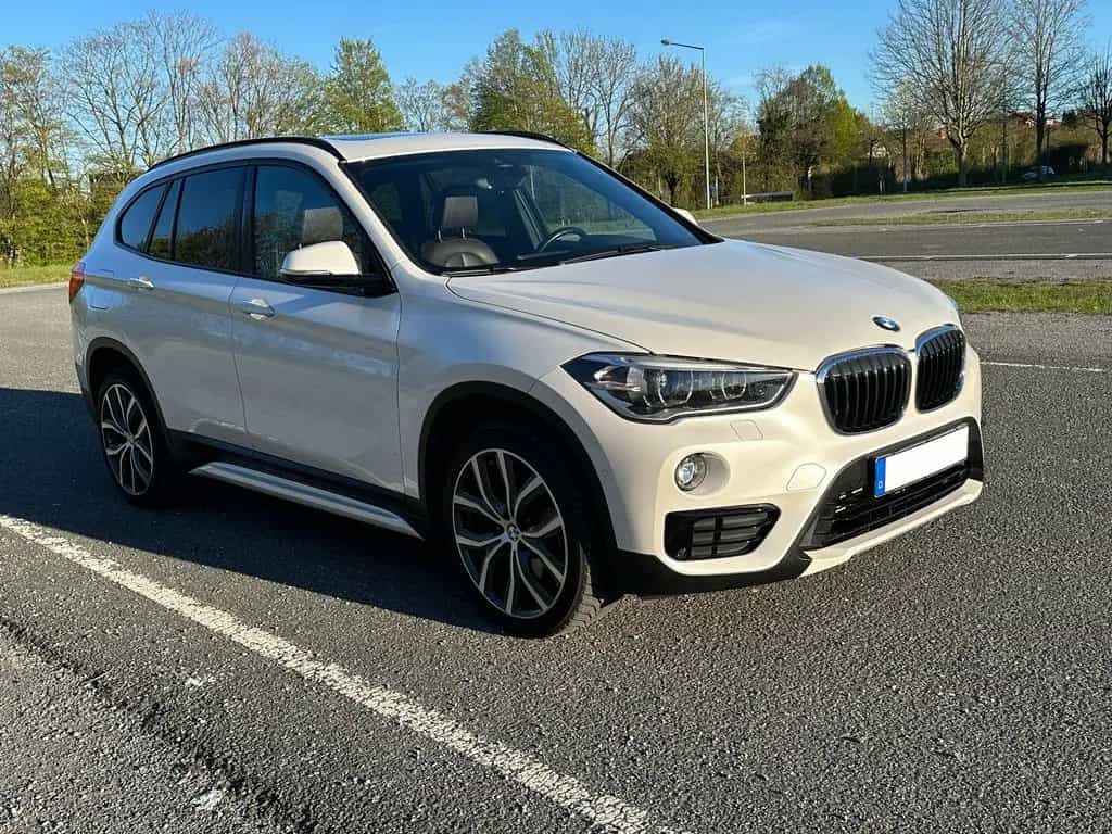 BMW X1 sDrive20i Sport Line, Pano, AHK, HUD, LED 03/2018-photo-3