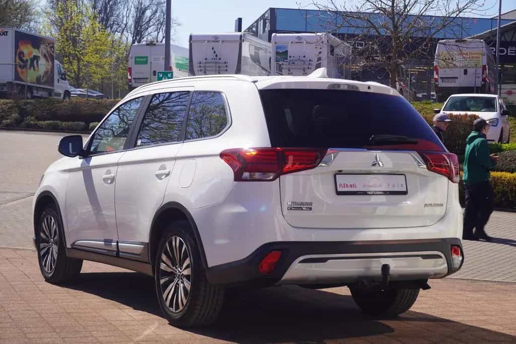 Mitsubishi Outlander 2.0 MIVEC Diamant Aut. Navi Kamera AHK 06/2020-photo-2