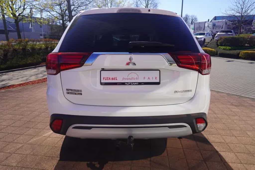 Mitsubishi Outlander 2.0 MIVEC Diamant Aut. Navi Kamera AHK 06/2020-photo-3