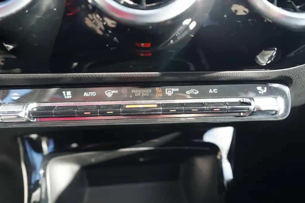 Mercedes-Benz A-Class AMG Line LED Navi Sitzheizung Teilleder PDC 01/2019-photo-13