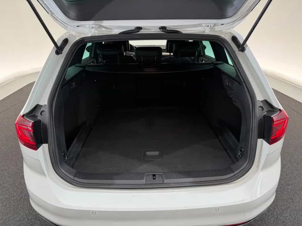 Volkswagen Passat Variant Passat Var. 2.0 TSI*ELEGANCE*R LINE-MAXTRIX-AHK 10/2019-photo-9