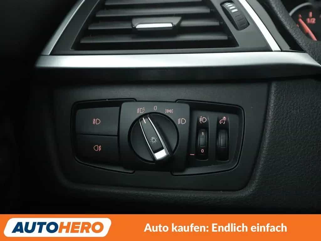 BMW 3 Series 320i Advantage Aut.*NAVI*LED*TEMPO*PDC*SHZ* 04/2018-photo-25