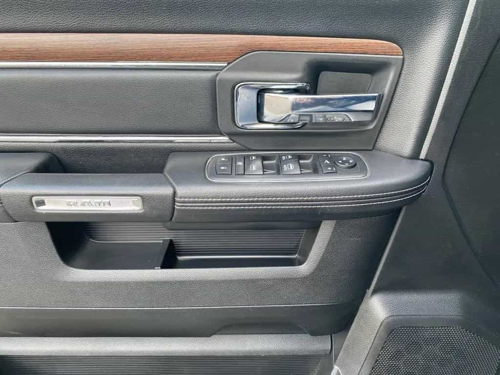 Dodge Ram 1500 Laramie Classic Crew Cab 12/2019-photo-11