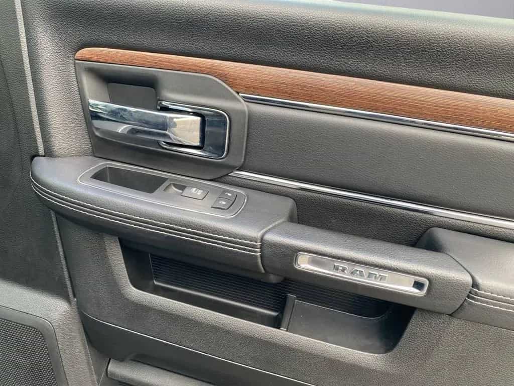 Dodge Ram 1500 Laramie Classic Crew Cab 12/2019-photo-16