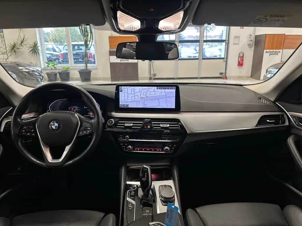 BMW 5 Series 530d xDrive HUD/Park&DriveAss/SportLederSitze 08/2020-photo-2