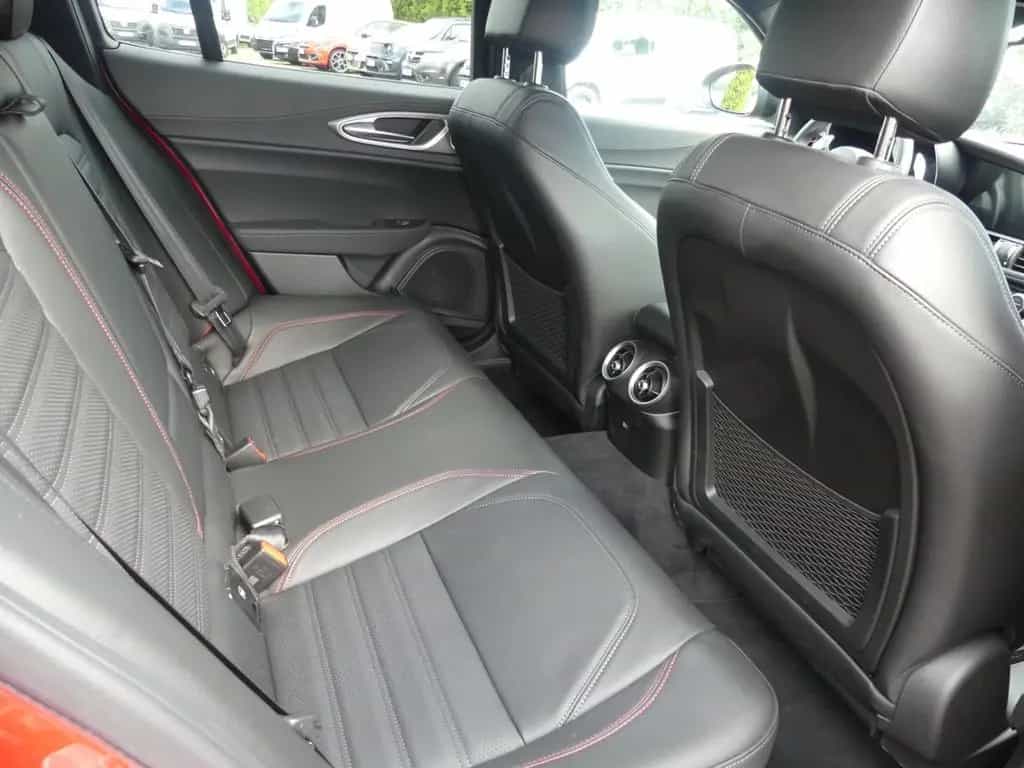 Alfa Romeo Giulia COMPETIZIONE 2.0 TURBO 16V 280 PS AT8 Q4 10/2023-photo-17
