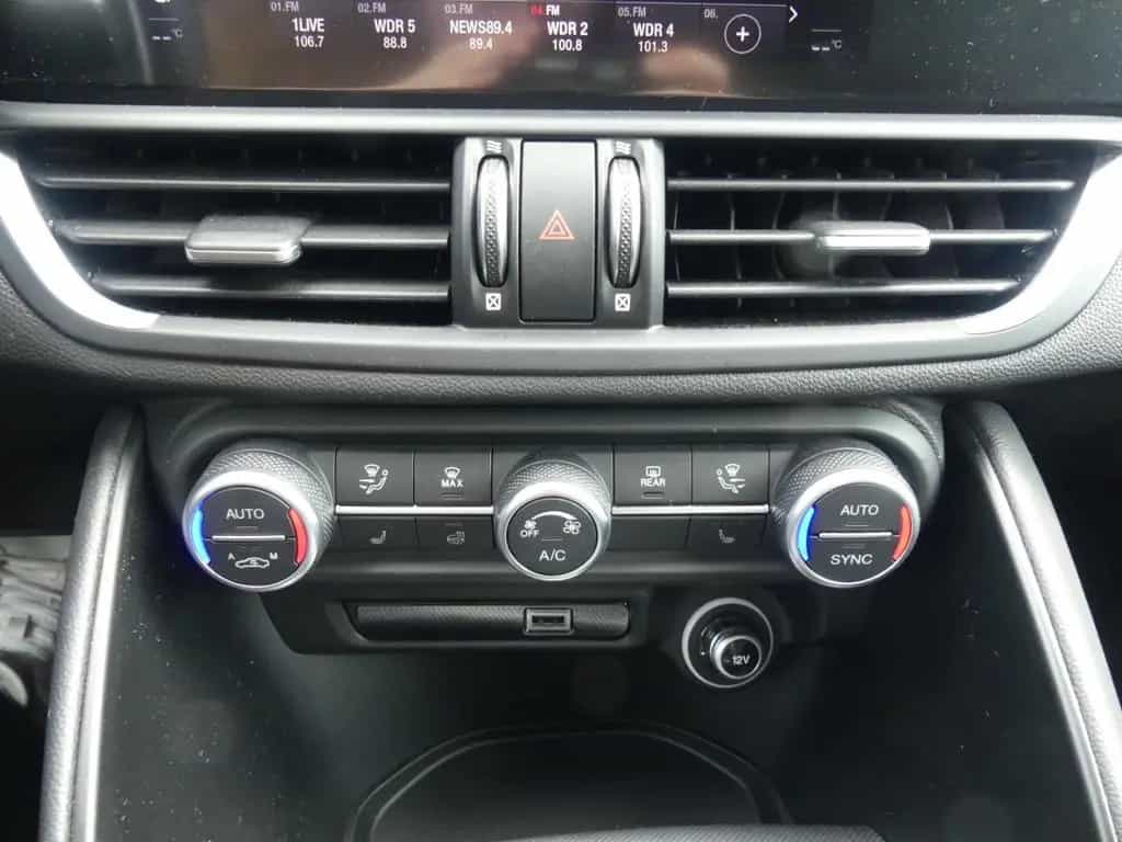 Alfa Romeo Giulia COMPETIZIONE 2.0 TURBO 16V 280 PS AT8 Q4 10/2023-photo-40