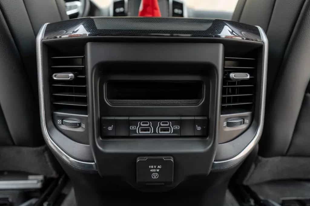Dodge RAM 5,7L Laramie CC 4X4 360° LED CARPLAY LPG AHK 11/2023-photo-18