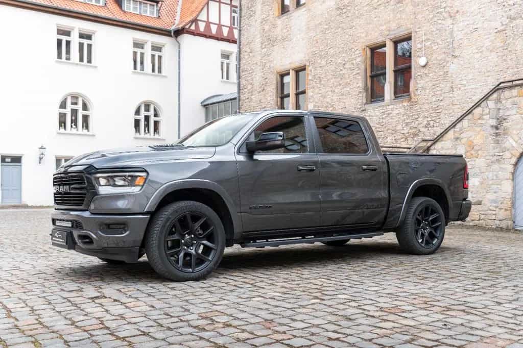 Dodge RAM 5,7L Laramie CC 4X4 360° LED CARPLAY LPG AHK 11/2023-photo-2