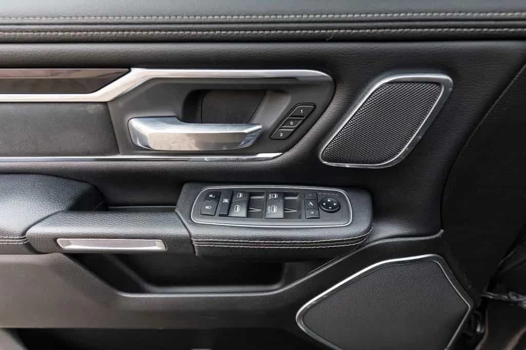 Dodge RAM 5,7L Laramie CC 4X4 360° LED CARPLAY LPG AHK 11/2023-photo-20