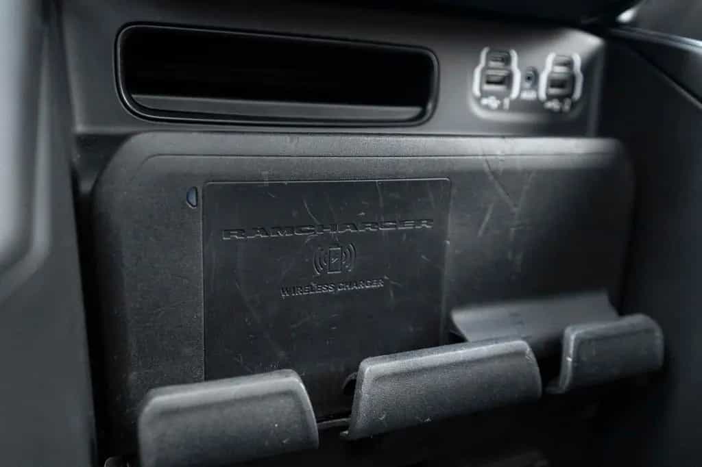 Dodge RAM 5,7L Laramie CC 4X4 360° LED CARPLAY LPG AHK 11/2023-photo-37