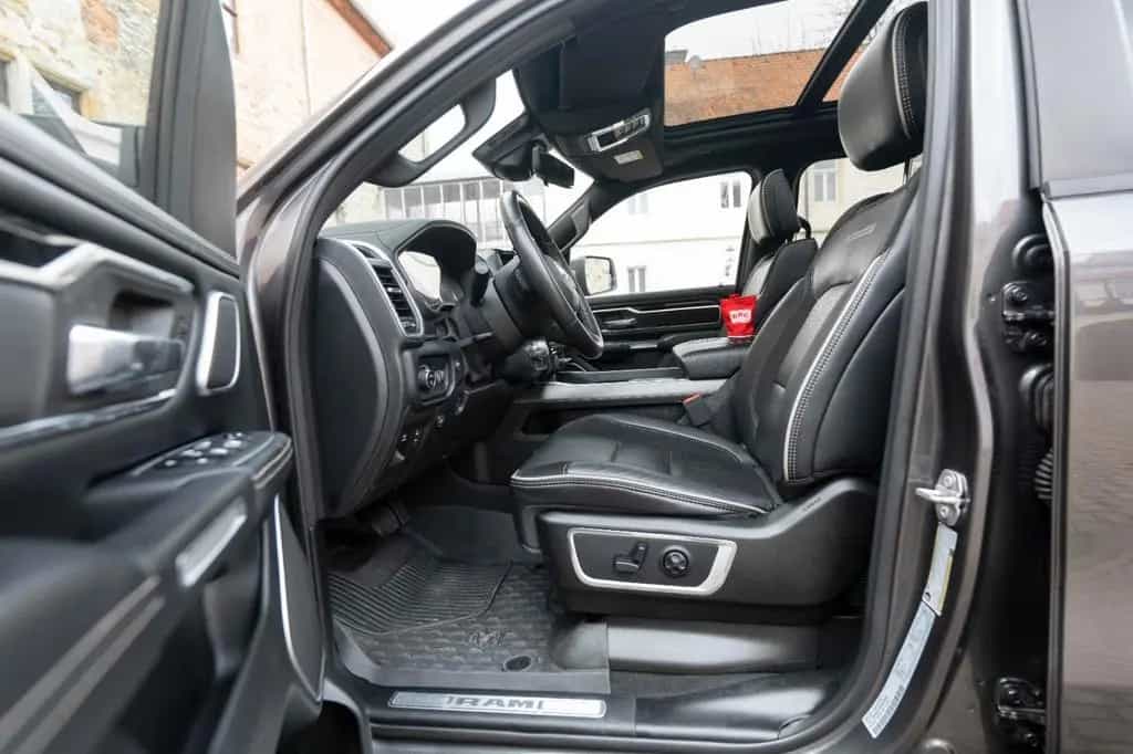 Dodge RAM 5,7L Laramie CC 4X4 360° LED CARPLAY LPG AHK 11/2023-photo-4