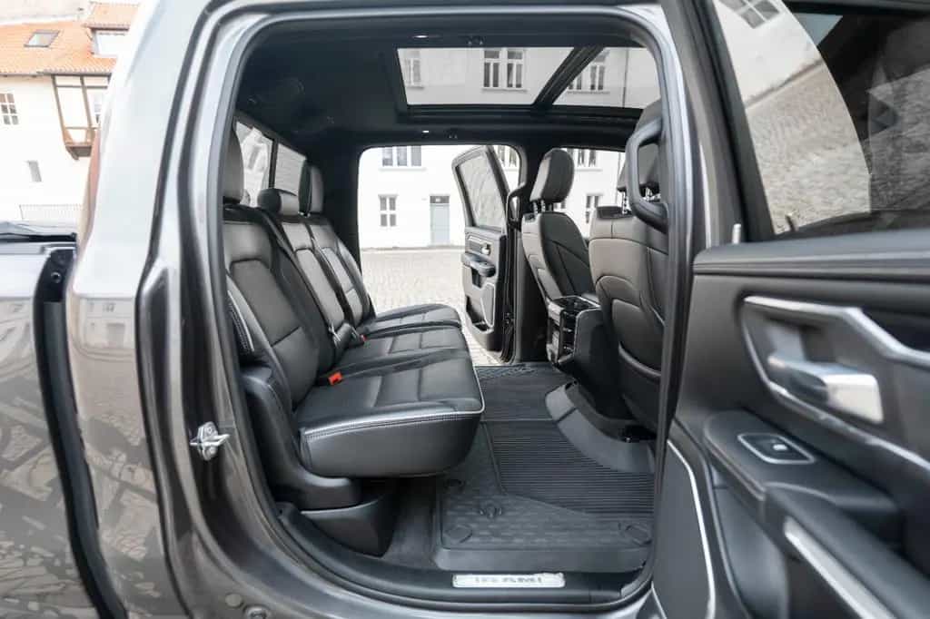 Dodge RAM 5,7L Laramie CC 4X4 360° LED CARPLAY LPG AHK 11/2023-photo-6