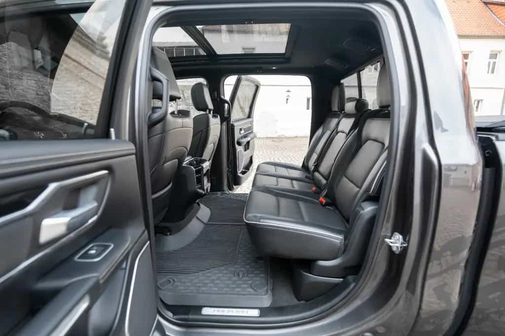 Dodge RAM 5,7L Laramie CC 4X4 360° LED CARPLAY LPG AHK 11/2023-photo-7