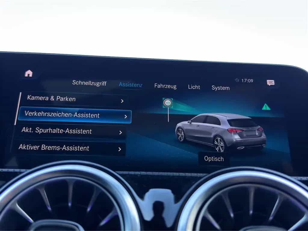 Mercedes-Benz A-Class 200 AMG-Line Pano*Night*360*Ambi*App*Distronic 10/2022-photo-15