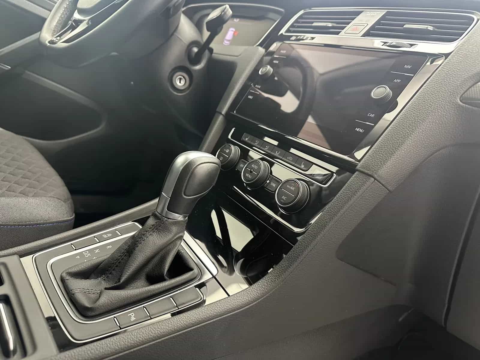 Volkswagen Golf 1.0 Sound 06/2018-photo-9