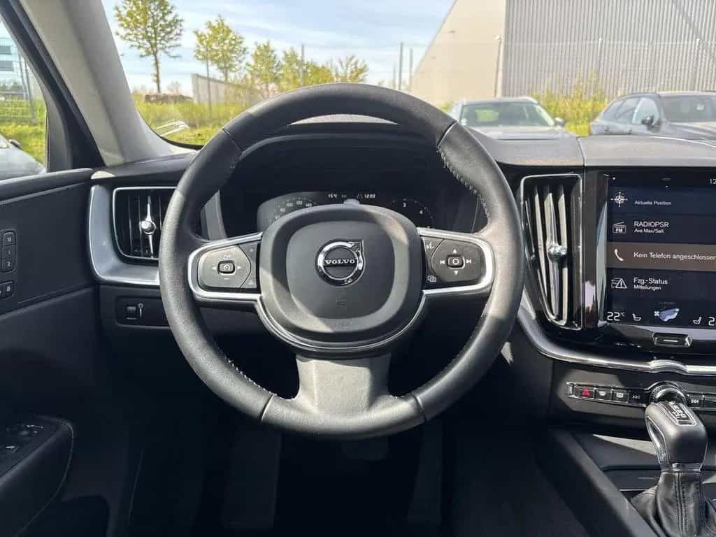Volvo XC60 D4 AWD Momentum 360° ACC AHK BLIS HUD LUFT 01/2018-photo-9