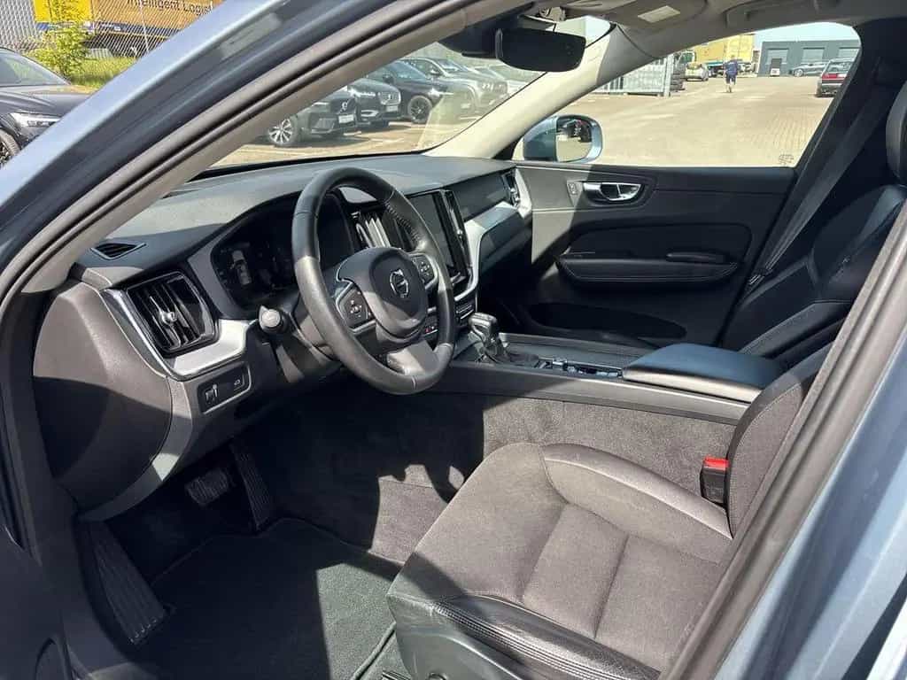 Volvo XC60 D4 AWD Momentum 360° ACC AHK BLIS HUD LUFT 01/2018-photo-8