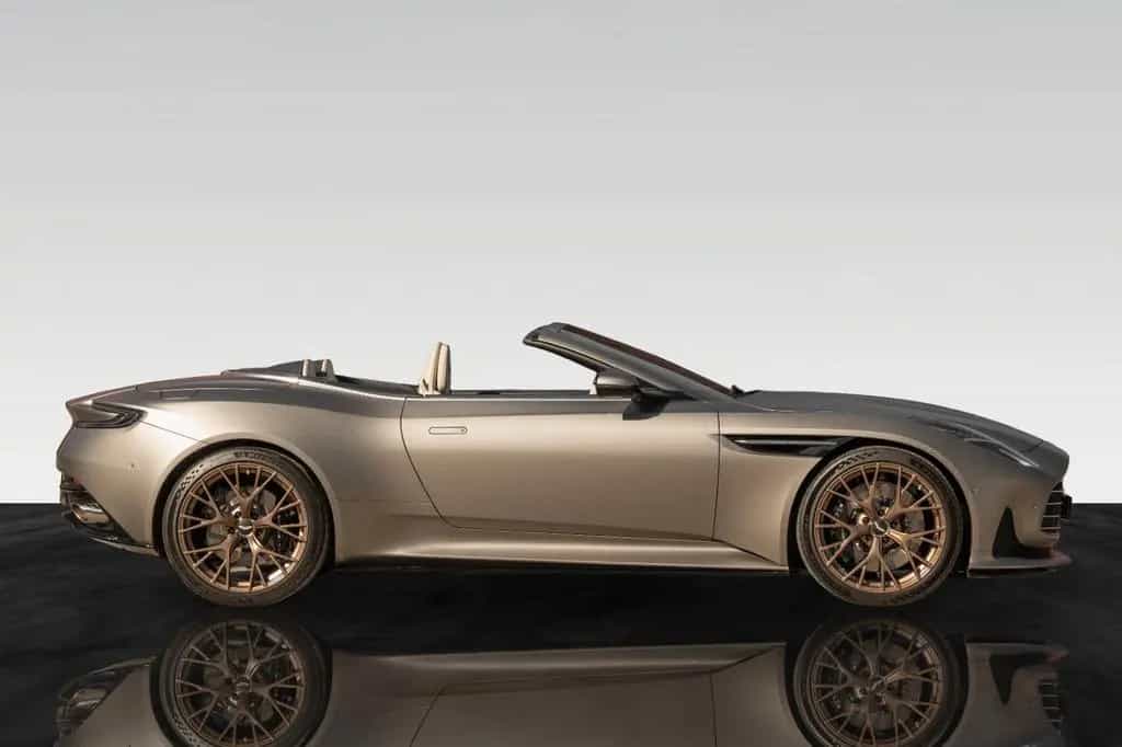 Aston Martin DB12 Volante | Black Pack | Bronze Rims 08/2024-photo-18