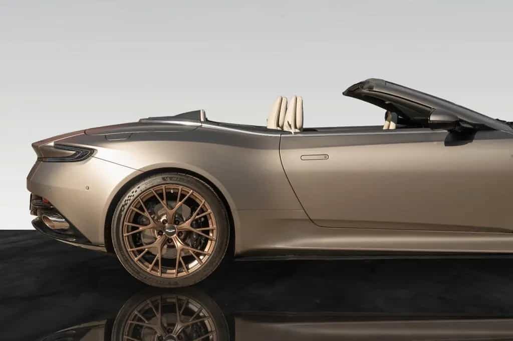 Aston Martin DB12 Volante | Black Pack | Bronze Rims 08/2024-photo-19