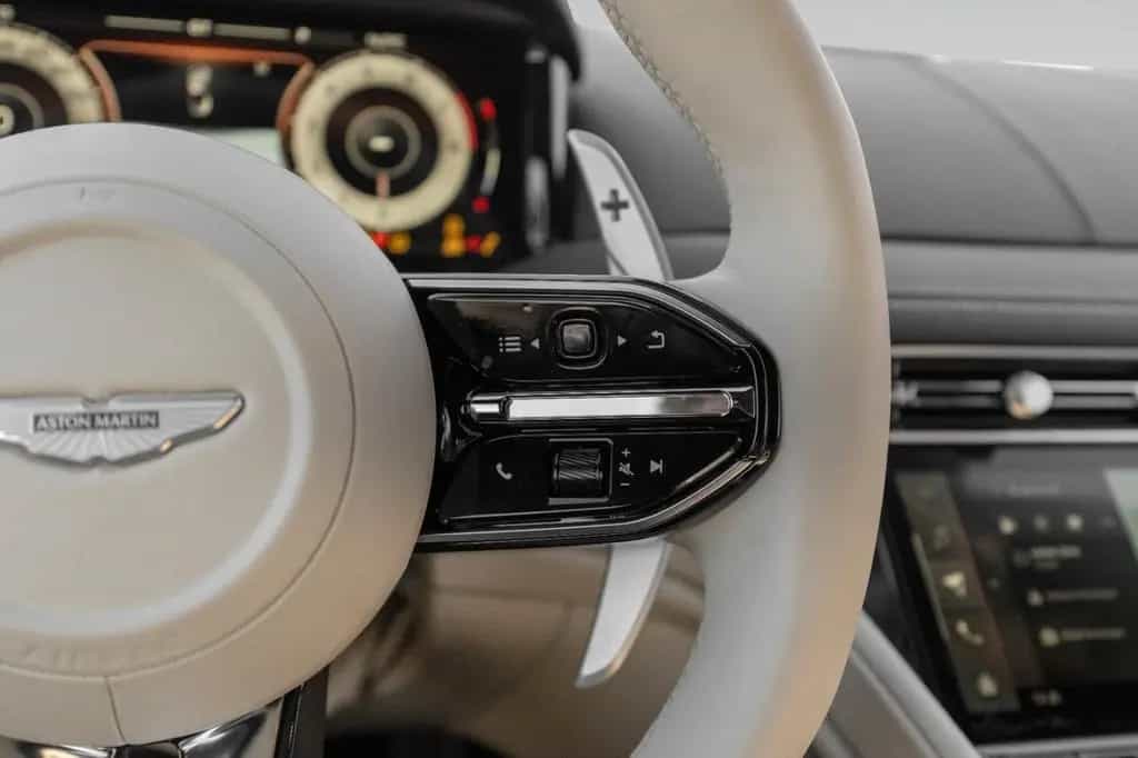 Aston Martin DB12 Volante | Black Pack | Bronze Rims 08/2024-photo-27