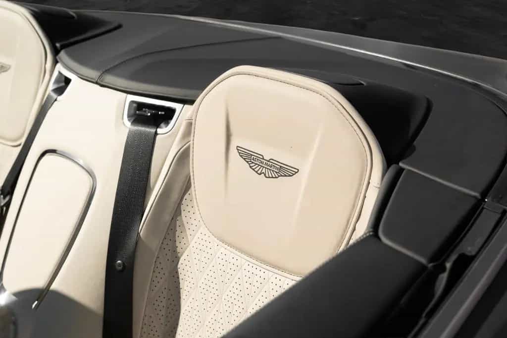 Aston Martin DB12 Volante | Black Pack | Bronze Rims 08/2024-photo-31