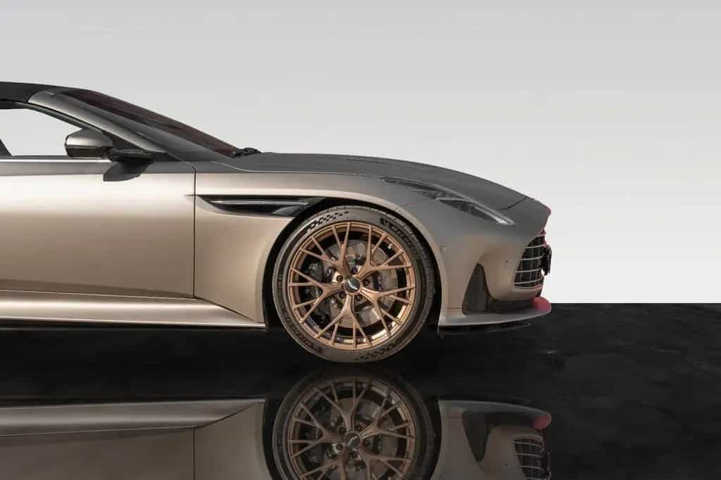 Aston Martin DB12 Volante | Black Pack | Bronze Rims 08/2024-photo-7