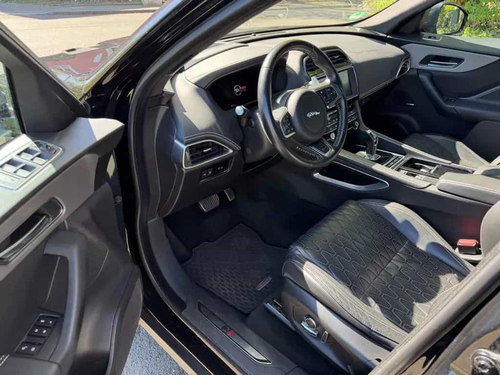 Jaguar F-Pace SVR V8 HUD PANO LEDER 22ZOLL AHK SCHALE 06/2019-photo-7